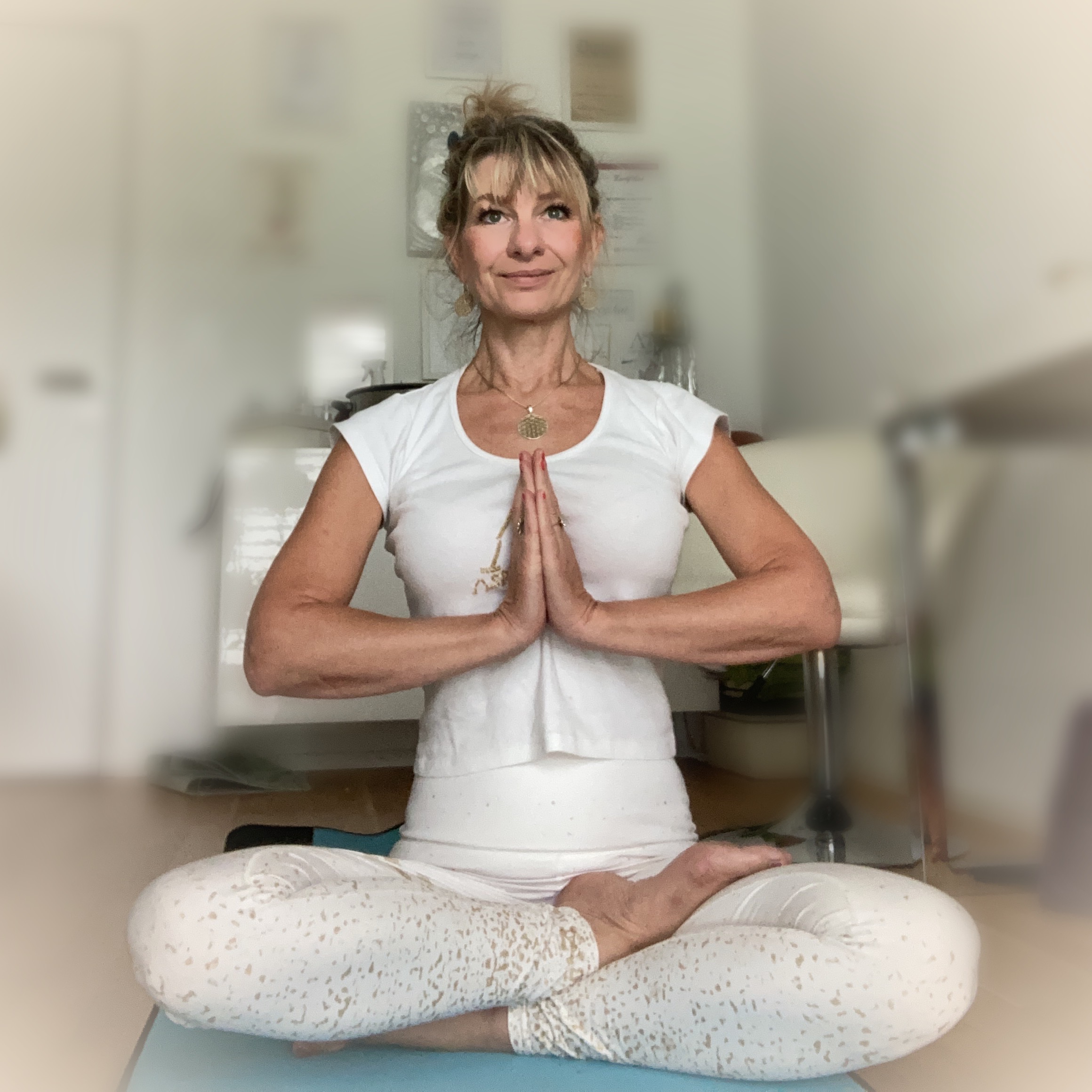 Warum Lachen beim Yoga Dich mehr Wohlfühlen lässt 